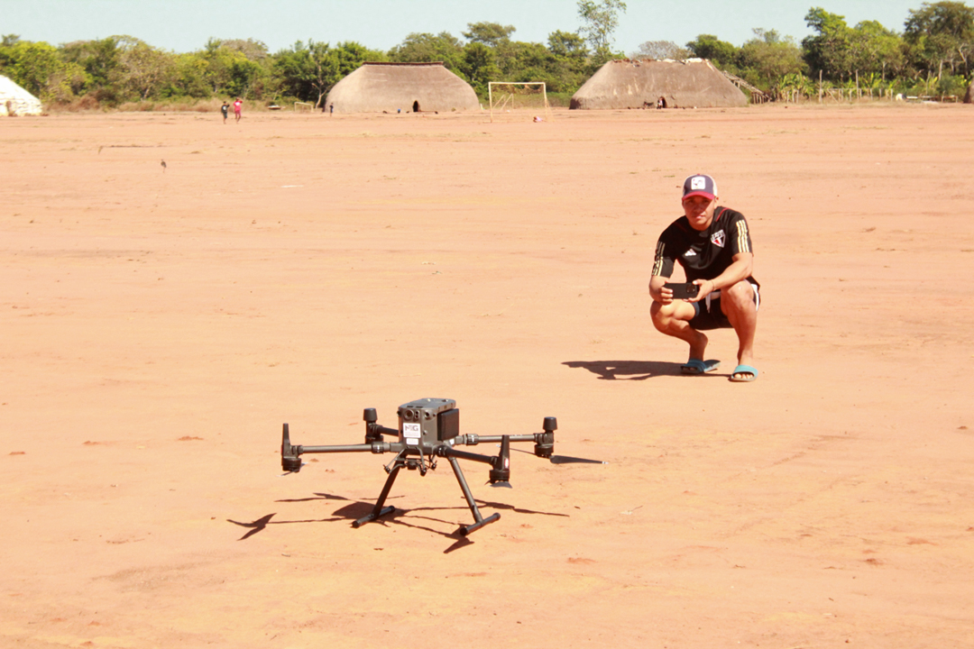 Kalutata Kuikuro, president of the Kuikuro do Alto Xingu Indigenous Association (AIKAX) operating a drone in Ipatse village in June. 