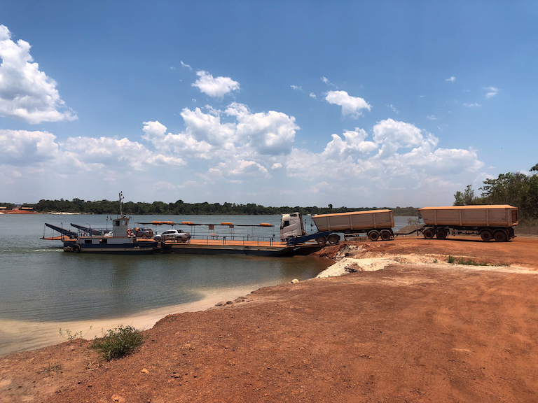 The Xingu River interrupts the MT-322 and, currently, the only way across is a barge operated by the Indigenous people of Capoto/Jarina. The road is seen by agribusiness as a strateguc transport route for lorries carrying soy and corn for export. A project recently given the green light by Ibama aims to replace the barge with a bridge, which Indigenous people oppose. Ana Ionova for Mongabay.