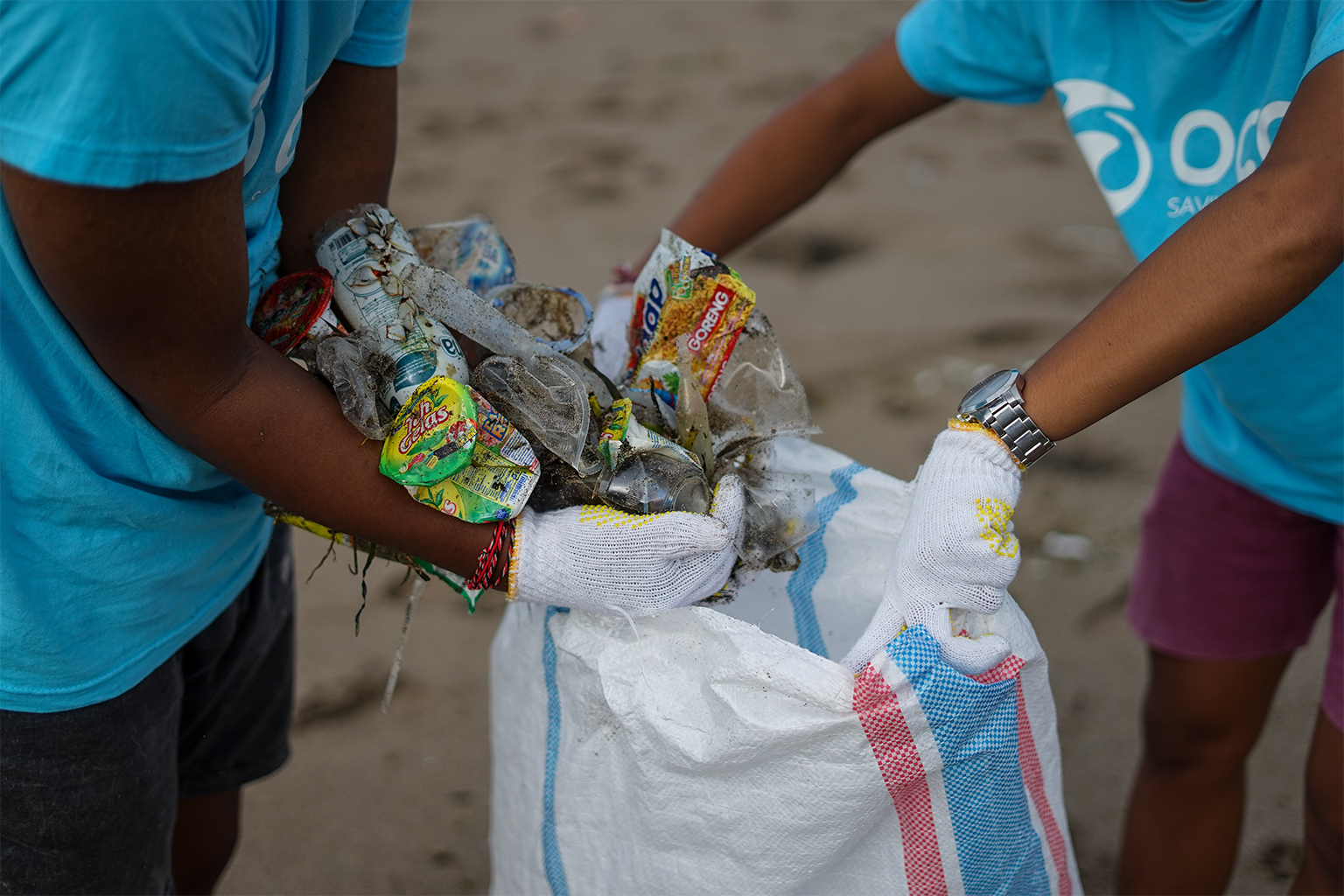 Cleanup efforts hope to remove plastic debris from the ocean. 